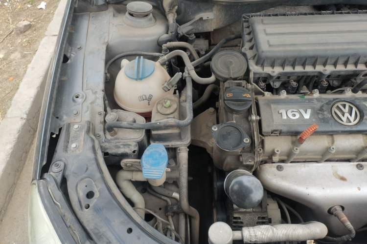 Used Volkswagen Lavida 2011 1.6L Automatic Premium Edition Engine Bay Right