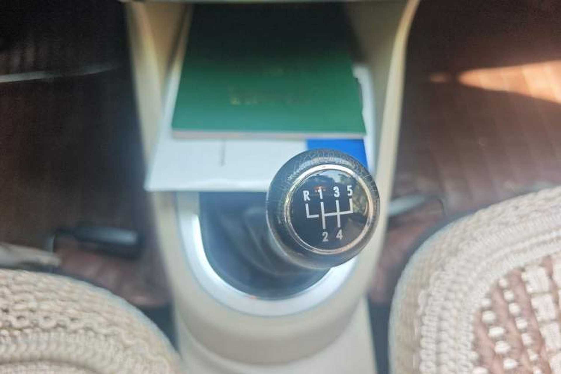 Used Volkswagen Lavida 2011 1.6L Manual - Premium Edition Gear Lever