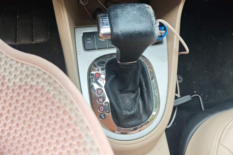 Used Volkswagen Lavida 2011 1.6L Automatic Premium Edition Gear Lever