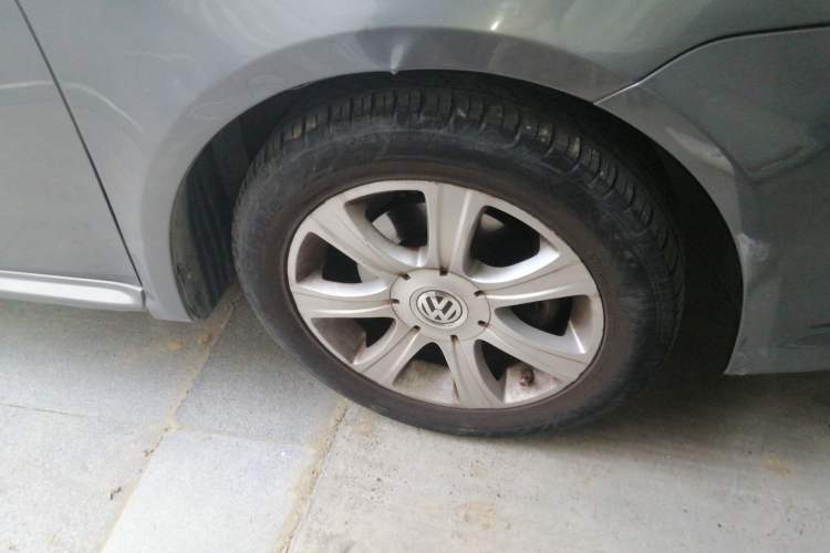 Used Volkswagen Lavida 2011 1.6L Automatic Premium Edition Right Front Wheel Hub
