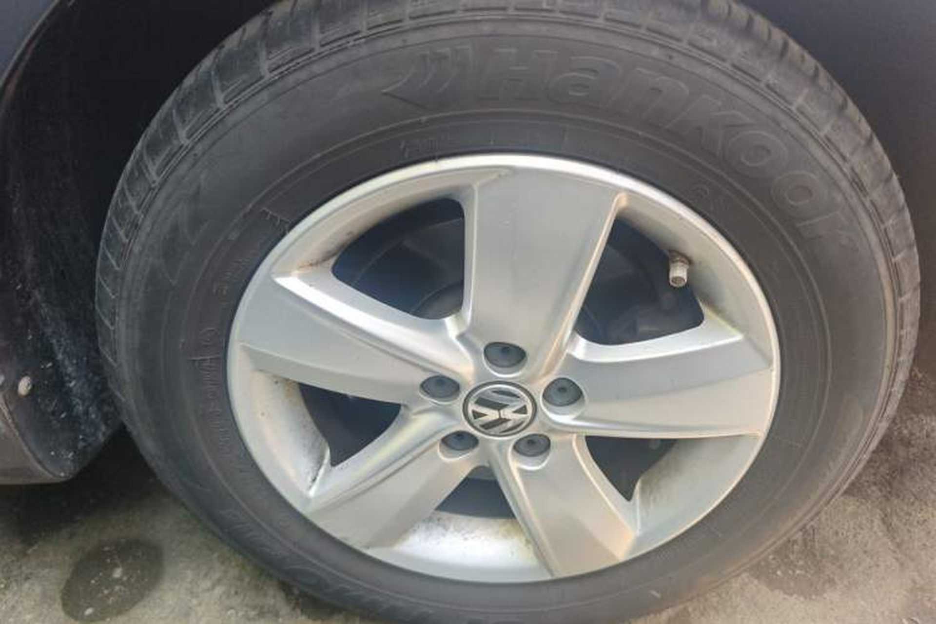 Used Volkswagen Lavida 2011 1.6L Manual - Premium Edition Right Front Wheel Hub