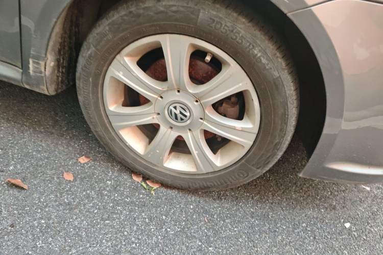 Used Volkswagen Lavida 2011 1.6L Automatic Premium Edition Right Front Wheel Hub