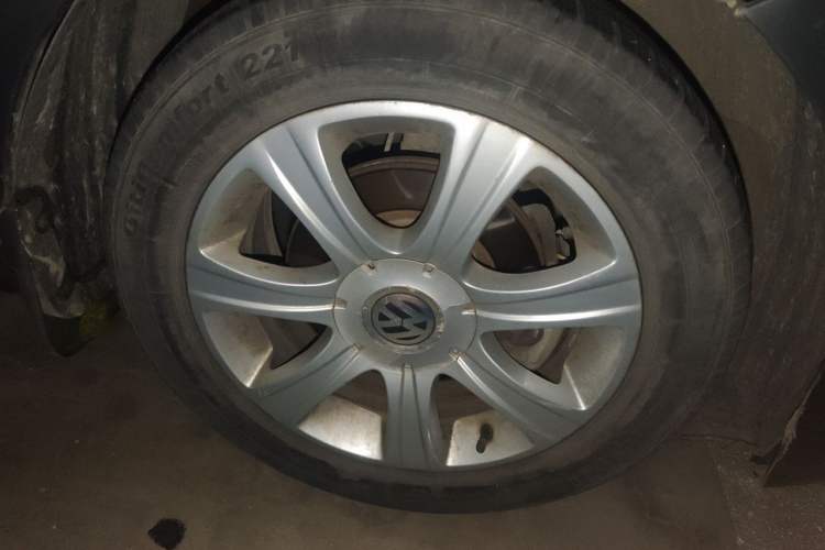 Used Volkswagen Lavida 2011 1.6L Automatic Premium Edition Right Front Wheel Hub