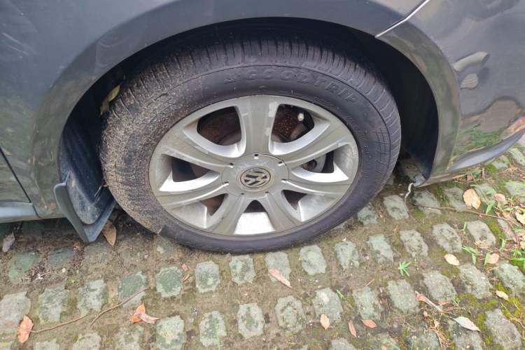 Used Volkswagen Lavida 2011 1.6L Automatic Premium Edition Right Front Wheel Hub