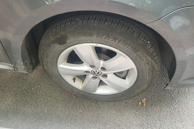 Used Volkswagen Lavida 2011 1.6L Manual - Premium Edition Right Front Wheel Hub