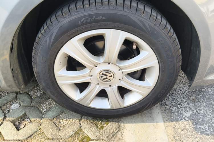 Used Volkswagen Lavida 2011 1.6L Automatic Premium Edition Right Front Wheel Hub