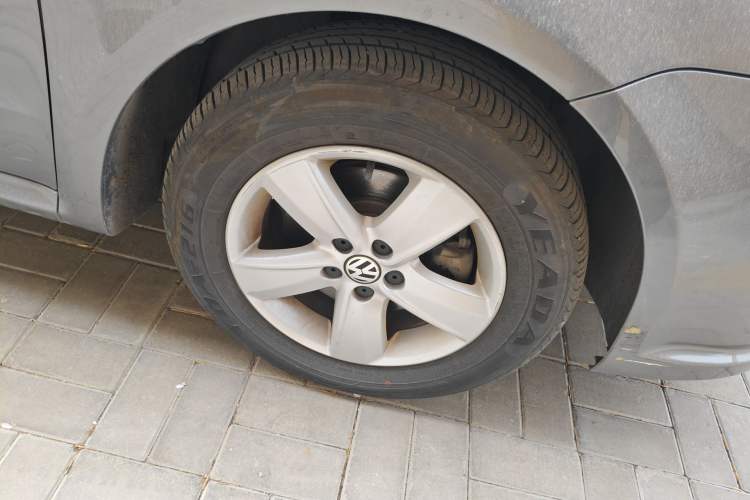 Used Volkswagen Lavida 2011 2.0L Automatic Premium Edition Right Front Wheel Hub