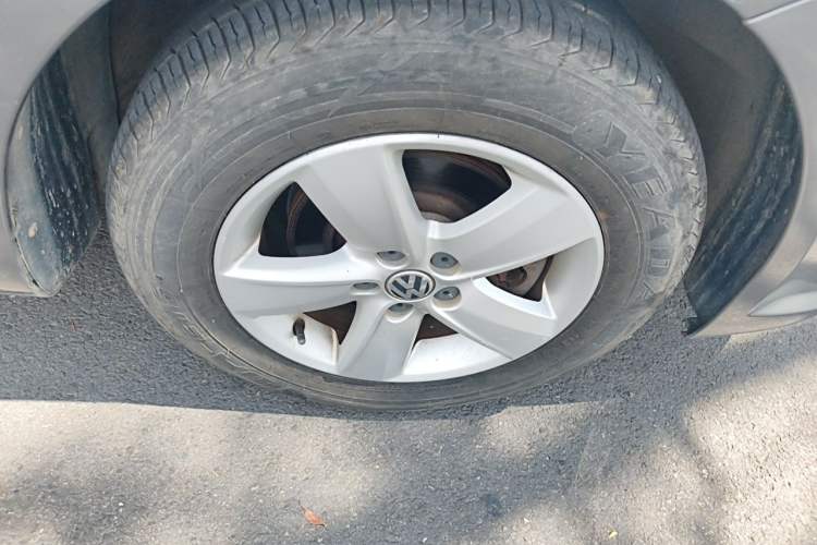 Used Volkswagen Lavida 2011 1.6L Manual - Premium Edition Right Front Wheel Hub