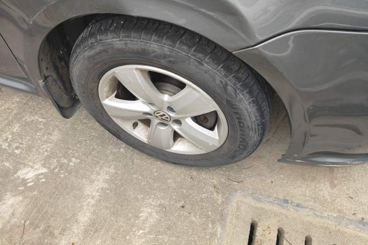 Used Volkswagen Lavida 2011 1.6L Manual - Premium Edition Right Front Wheel Hub