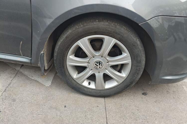 Used Volkswagen Lavida 2011 1.4 TSI Manual Prestige Edition Right Front Wheel Hub