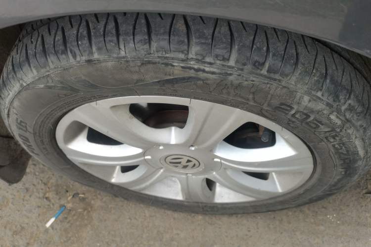 Used Volkswagen Lavida 2011 1.6L Automatic Premium Edition Right Front Wheel Hub