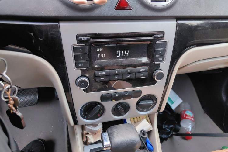Used Volkswagen Lavida 2011 1.6L Automatic PinYou Edition Audio And AC Panel