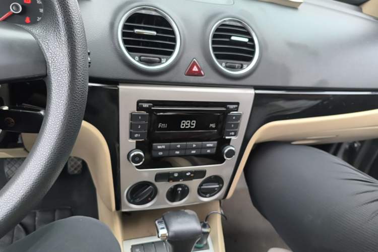 Used Volkswagen Lavida 2011 1.6L Automatic Premium Edition Audio And AC Panel