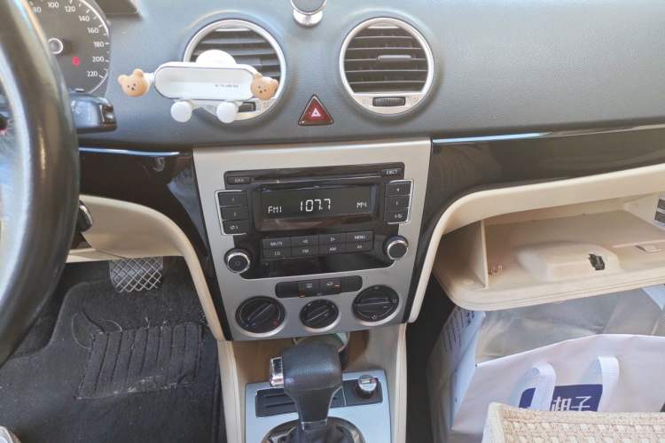 Used Volkswagen Lavida 2011 1.6L Automatic PinYou Edition Audio And AC Panel