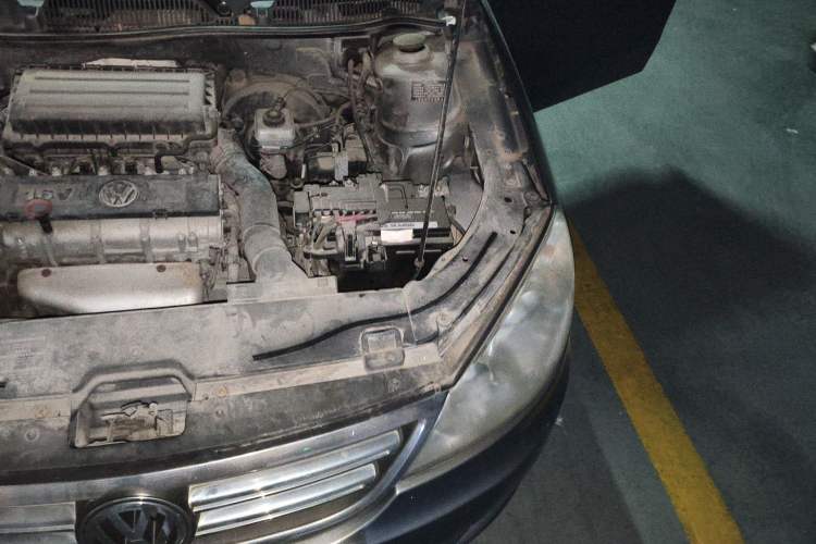 Used Volkswagen Lavida 2011 1.6L Manual - Premium Edition Engine Bay Left