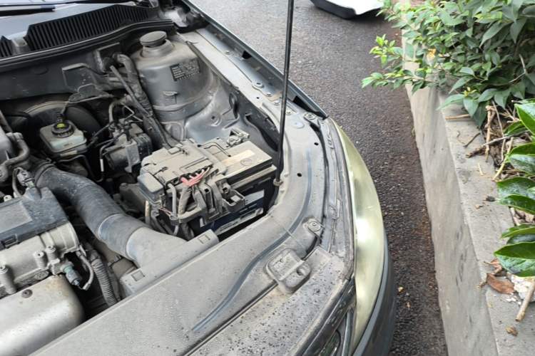 Used Volkswagen Lavida 2011 1.6L Automatic Premium Edition Engine Bay Left