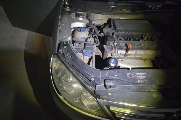 Used Volkswagen Lavida 2011 1.6L Automatic Premium Edition Engine Bay Right