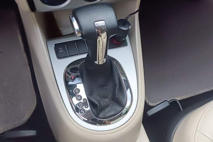 Used Volkswagen Lavida 2011 1.4 TSI DSG Prestige Edition Gear Lever