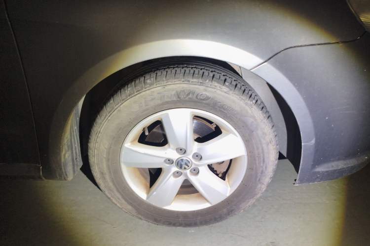 Used Volkswagen Lavida 2011 1.6L Manual - Premium Edition Right Front Wheel Hub