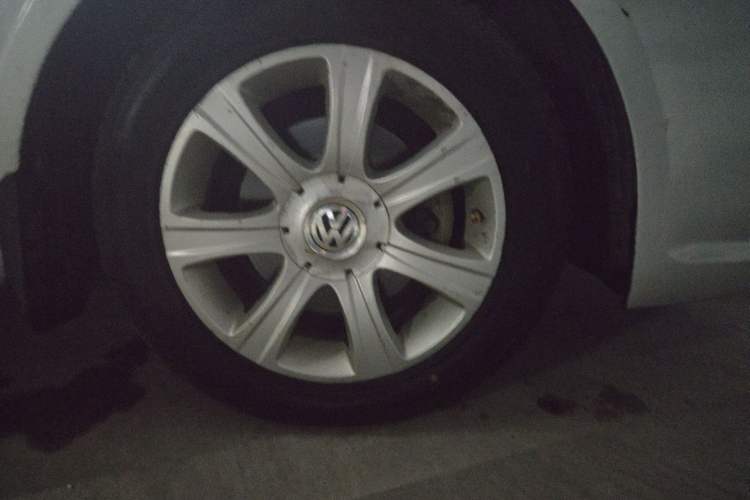 Used Volkswagen Lavida 2011 1.6L Automatic Premium Edition Right Front Wheel Hub