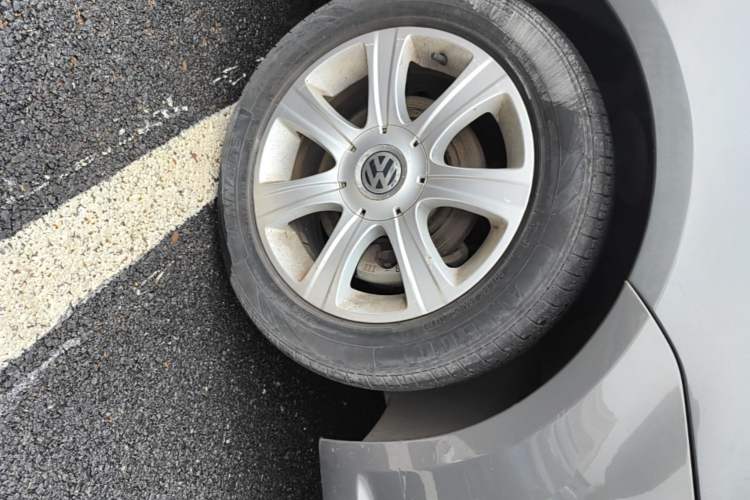Used Volkswagen Lavida 2011 1.6L Automatic Premium Edition Right Front Wheel Hub