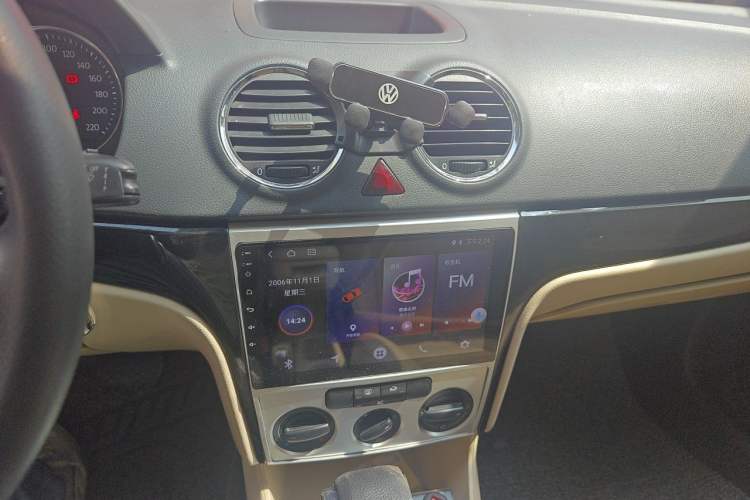 Used Volkswagen Lavida 2011 1.6L Automatic Premium Edition Audio And AC Panel