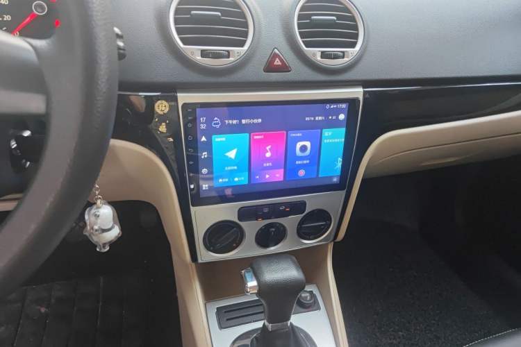 Used Volkswagen Lavida 2011 2.0L Automatic Premium Edition Audio And AC Panel