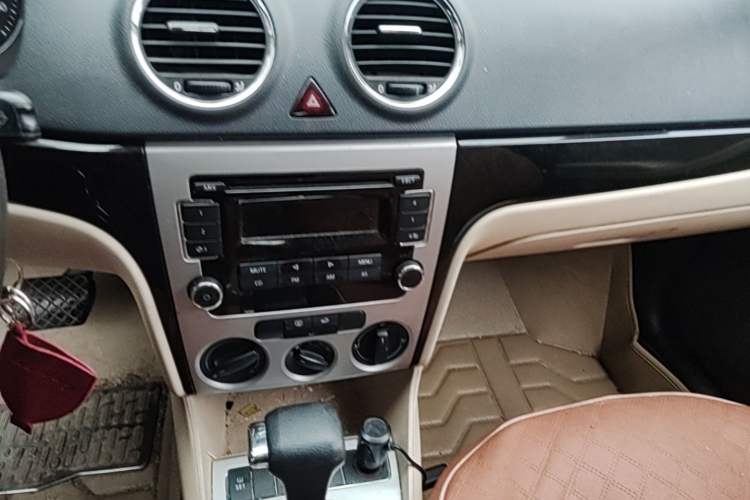 Used Volkswagen Lavida 2011 1.6L Automatic Premium Edition Audio And AC Panel