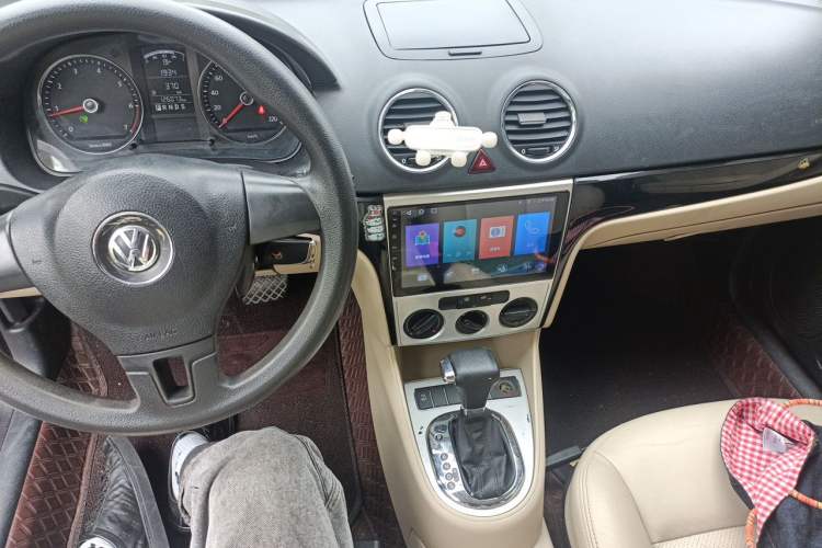 Used Volkswagen Lavida 2011 1.6L Automatic Premium Edition Audio And AC Panel