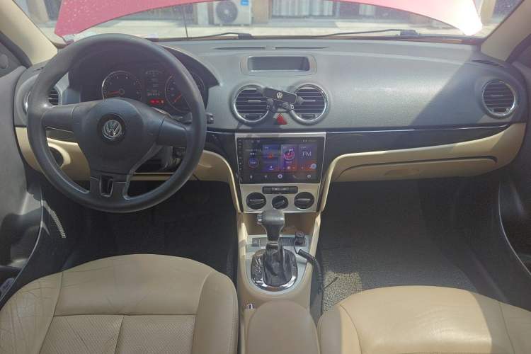 Used Volkswagen Lavida 2011 1.6L Automatic Premium Edition Center Console