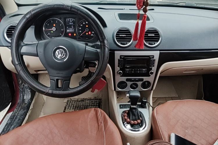 Used Volkswagen Lavida 2011 1.6L Automatic Premium Edition Center Console