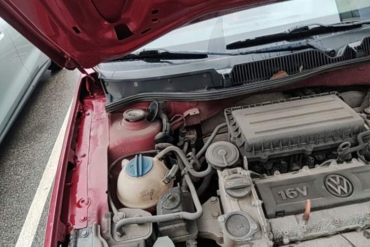 Used Volkswagen Lavida 2011 1.6L Automatic Premium Edition Engine Bay Right
