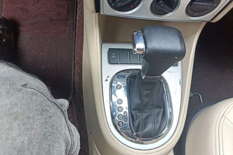 Used Volkswagen Lavida 2011 1.6L Automatic Premium Edition Gear Lever