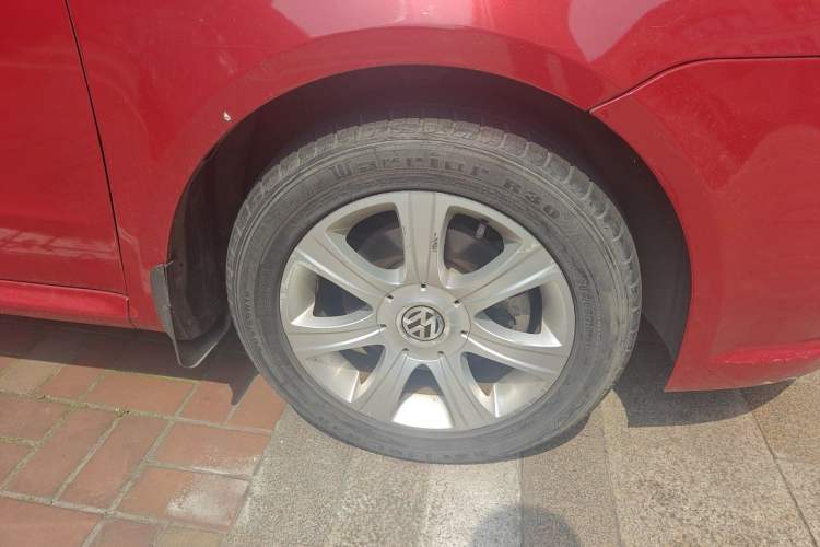 Used Volkswagen Lavida 2011 1.6L Automatic Premium Edition Right Front Wheel Hub