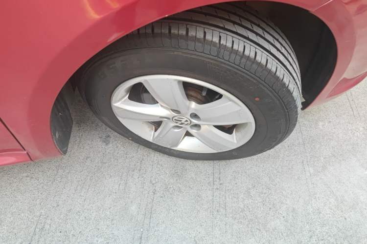 Used Volkswagen Lavida 2011 2.0L Automatic Premium Edition Right Front Wheel Hub