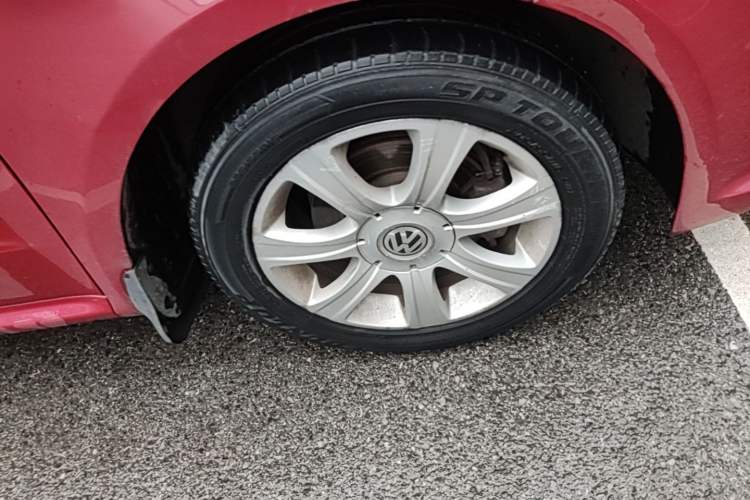 Used Volkswagen Lavida 2011 1.6L Automatic Premium Edition Right Front Wheel Hub