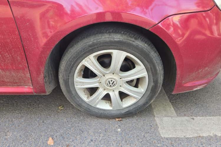 Used Volkswagen Lavida 2011 1.6L Automatic Premium Edition Right Front Wheel Hub