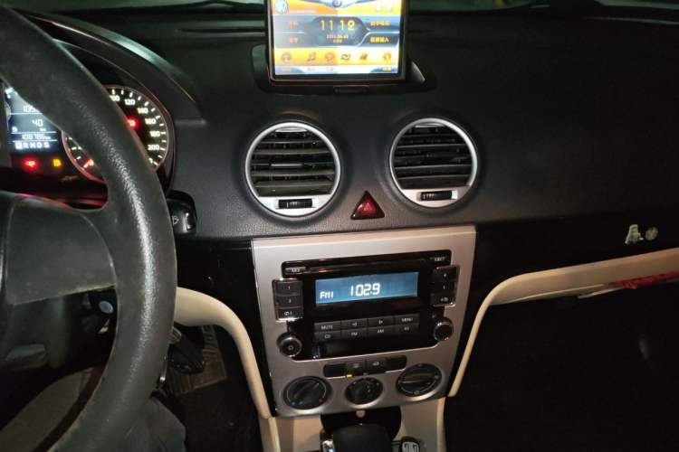 Used Volkswagen Lavida 2011 2.0L Automatic Premium Edition Audio And AC Panel