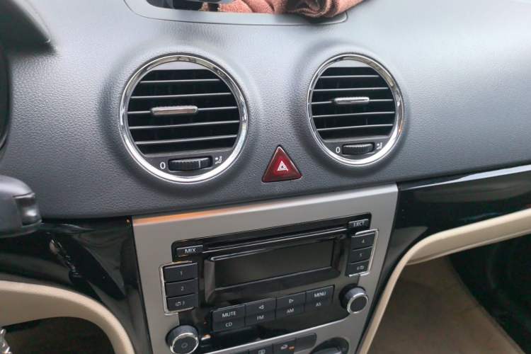 Used Volkswagen Lavida 2011 1.6L Automatic PinYou Edition Audio And AC Panel