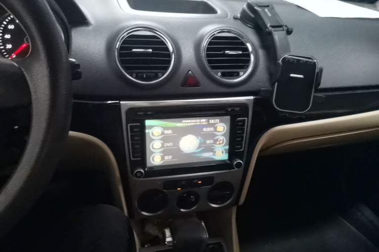 Used Volkswagen Lavida 2011 1.6L Automatic Premium Edition Audio And AC Panel