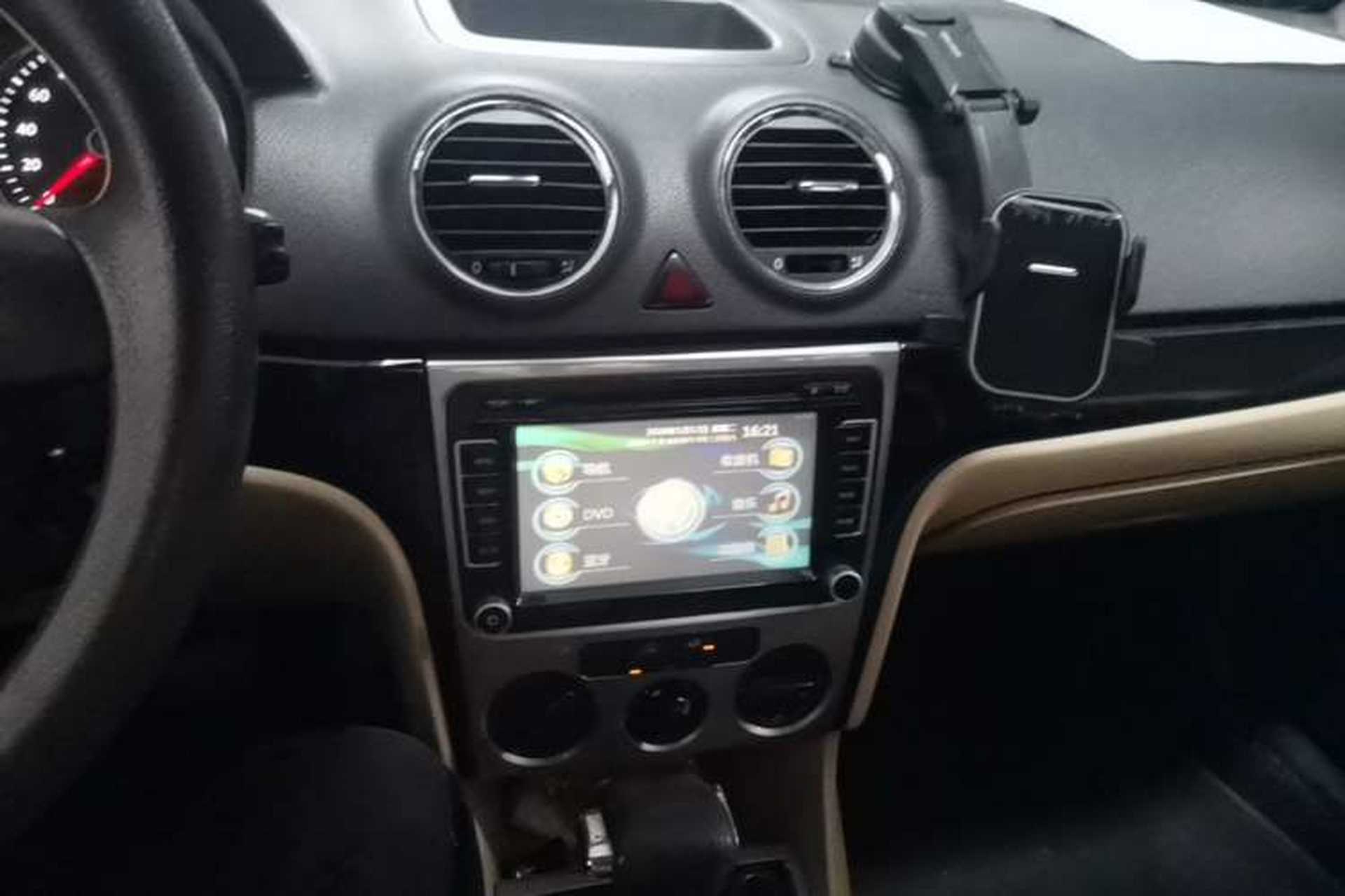 Used Volkswagen Lavida 2011 1.6L Automatic Premium Edition Audio And AC Panel