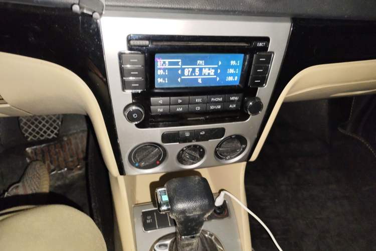 Used Volkswagen Lavida 2011 1.6L Automatic Premium Edition Audio And AC Panel