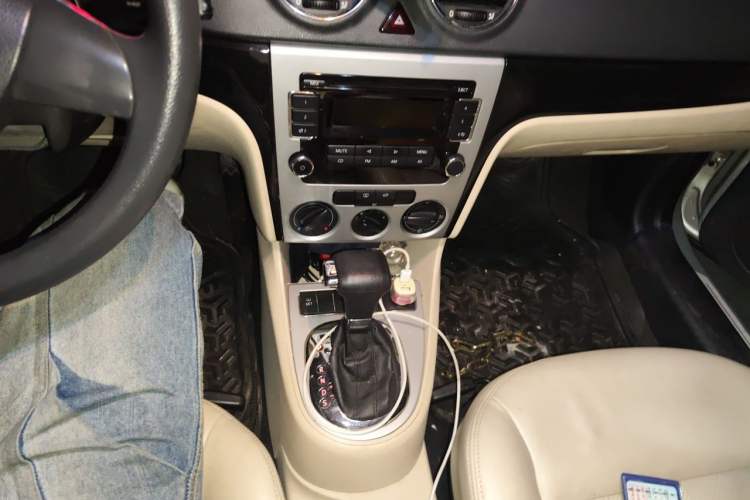 Used Volkswagen Lavida 2011 1.6L Automatic Premium Edition Audio And AC Panel