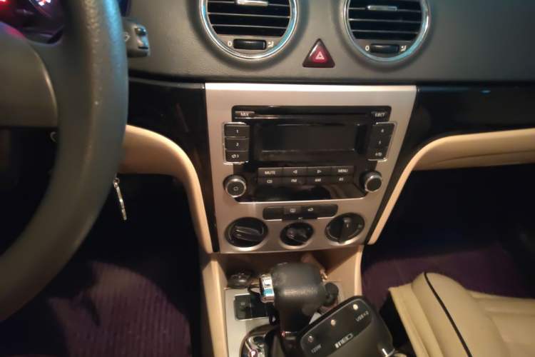 Used Volkswagen Lavida 2011 1.6L Automatic Premium Edition Audio And AC Panel