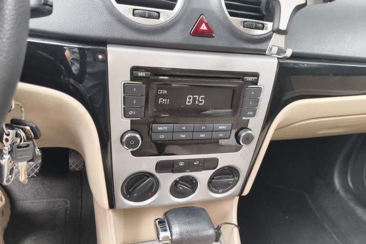 Used Volkswagen Lavida 2011 1.6L Automatic PinYou Edition Audio And AC Panel