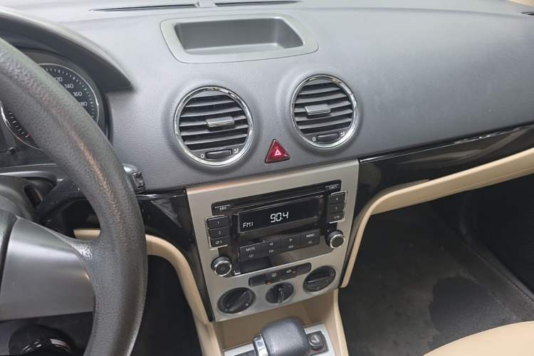Used Volkswagen Lavida 2011 1.6L Automatic Premium Edition Audio And AC Panel