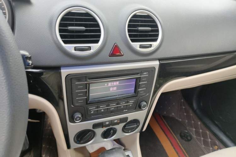 Used Volkswagen Lavida 2011 1.6L Automatic PinYou Edition Audio And AC Panel