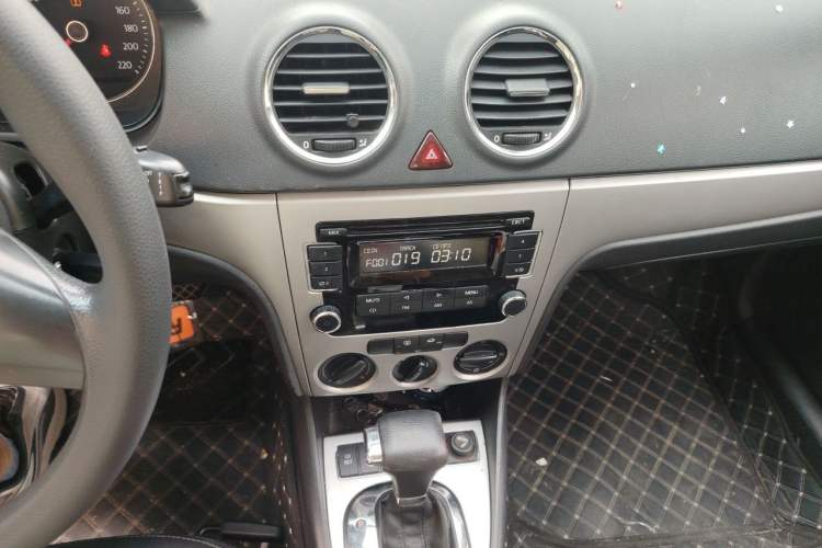 Used Volkswagen Lavida 2011 1.6L Automatic Premium Edition Audio And AC Panel