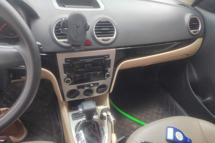 Used Volkswagen Lavida 2011 1.6L Automatic PinYou Edition Audio And AC Panel