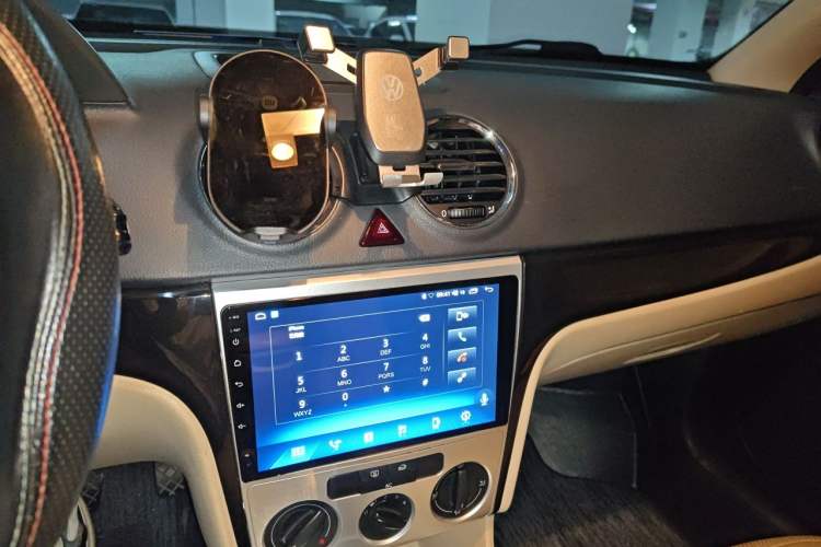 Used Volkswagen Lavida 2011 1.6L Automatic Premium Edition Audio And AC Panel